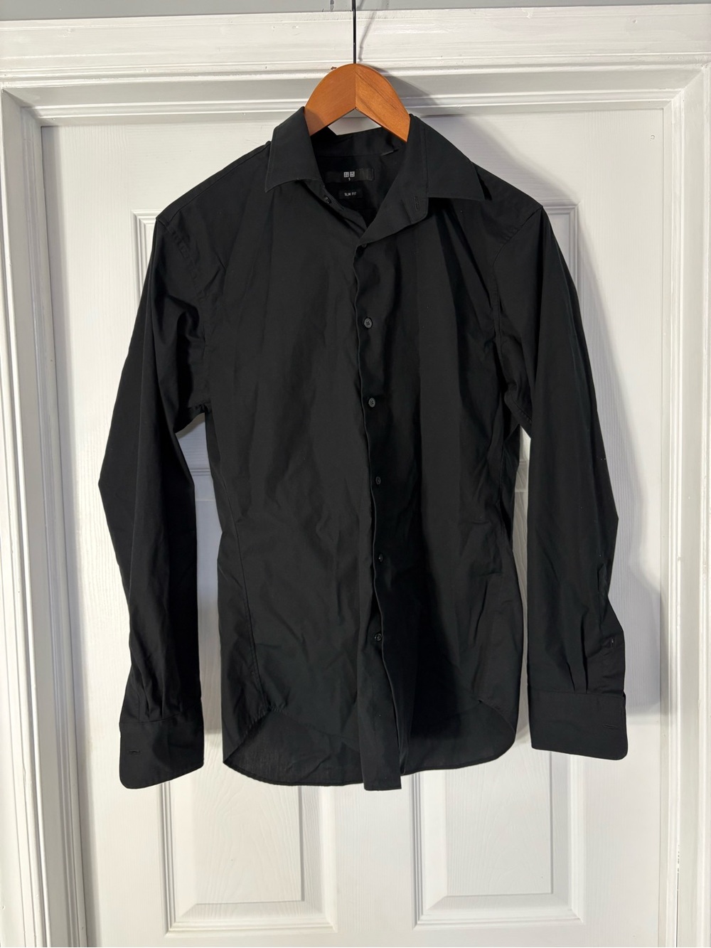 Uniqlo Men's Solid Black Dress Shirt — Slim Fit Button-Up